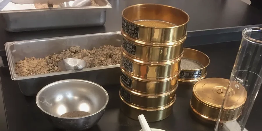 Korngrößenanalyse (Siebung + Hydrometer) in Erlangen – Laborprüfung nach DIN
